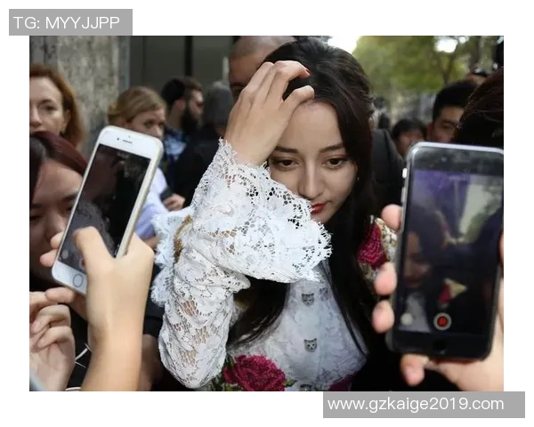 足球明星在街头遭热情粉丝追逐引发围观现场气氛火热